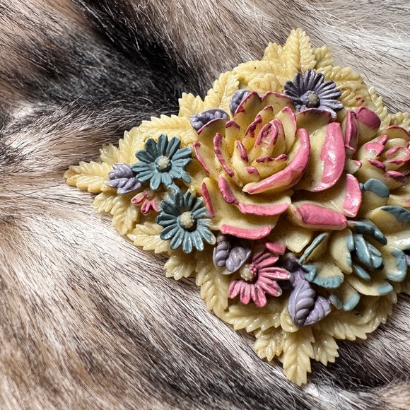 1930's Authentic Japanese Signed Floral Celluloid Brooch - Picture 3 of 7